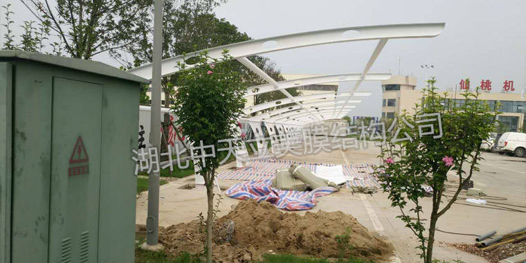 膜结构车棚施工照片