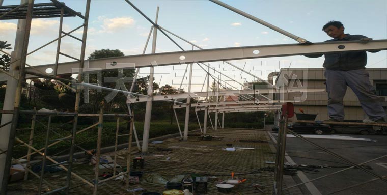 膜结构车棚施工照片