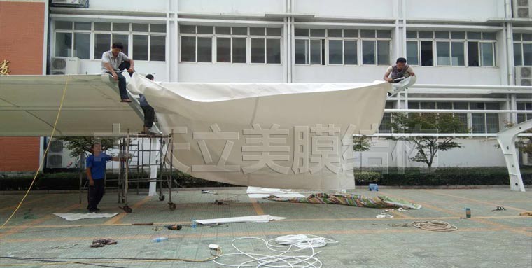 中天立美车棚-现场拉膜