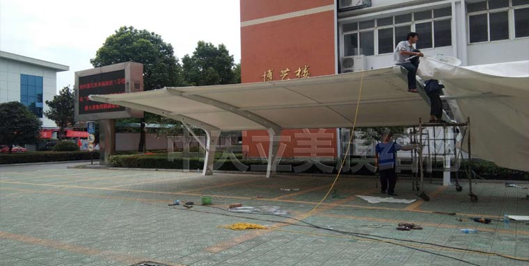 中天立美车棚-现场拉膜