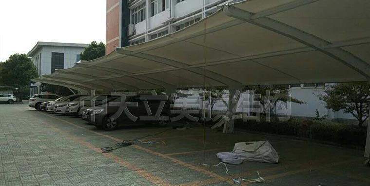 中天立美车棚-现场拉膜