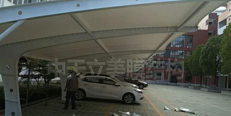 中天立美车棚-现场拉膜