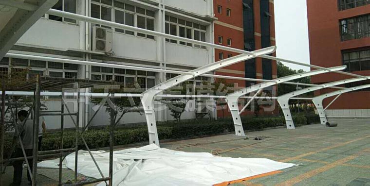 中天立美车棚-现场拉膜