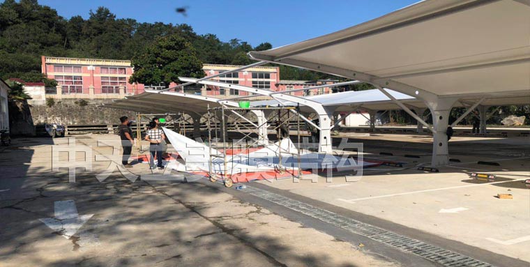 中天立美停车棚现场拉膜