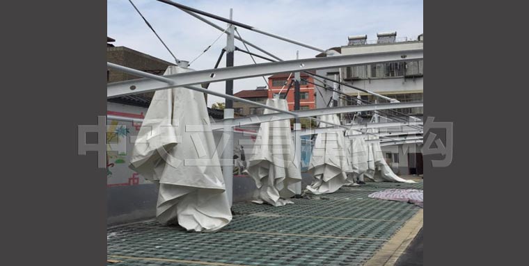 中天立美车棚现场拉膜