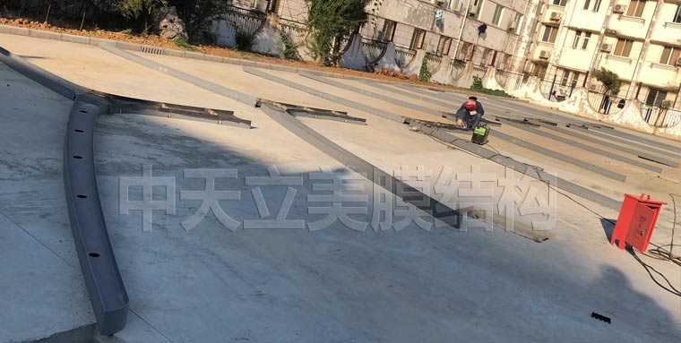 中天立美停车棚 钢结构焊接