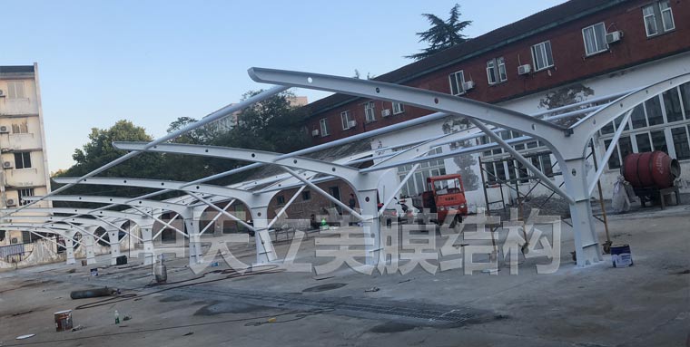 中天立美停车棚刷油漆