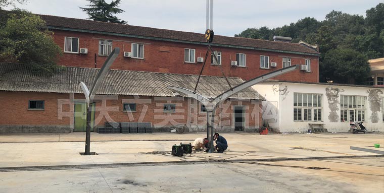 中天立美停车棚 钢结构组装