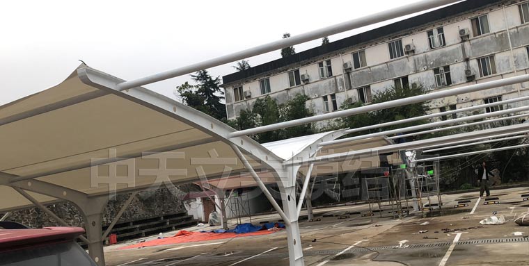 中天立美停车棚现场拉膜